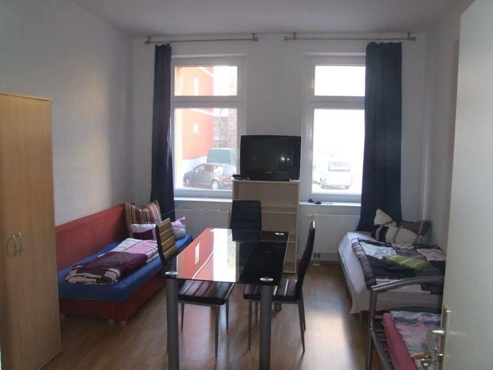 Hostel Im Medizinerviertel Halle  Bagian luar foto