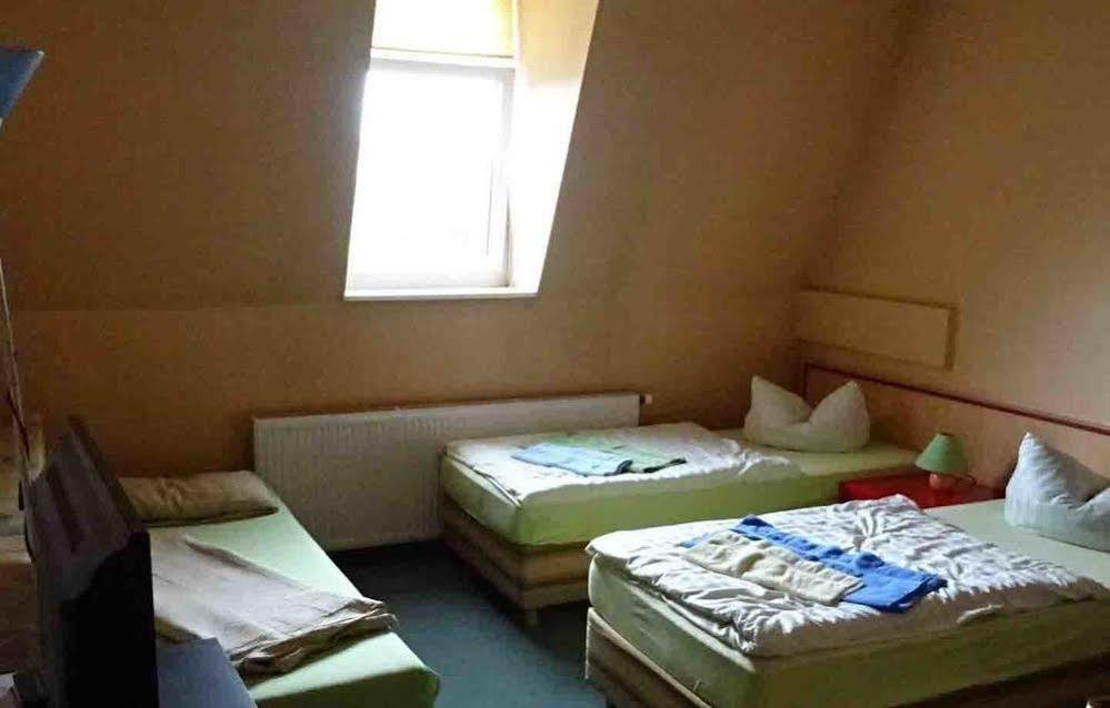 Hostel Im Medizinerviertel Halle  Bagian luar foto